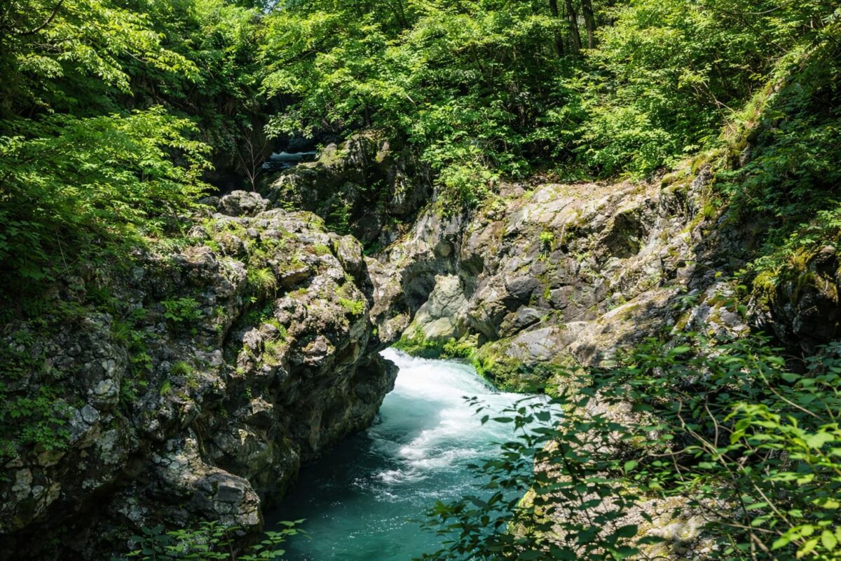秋田県八峰町の真瀬渓谷三十釜